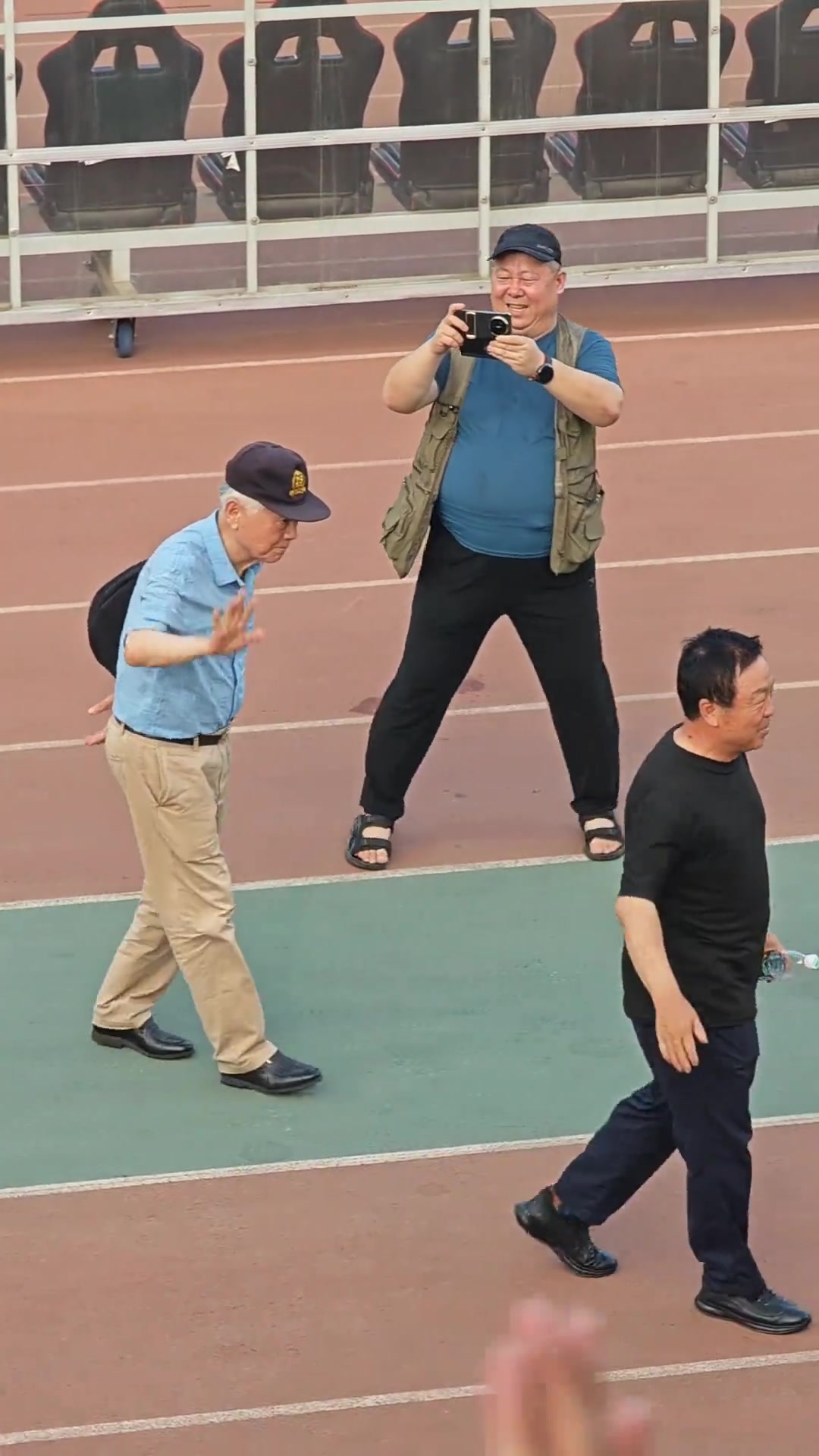 祝您健康长寿！实拍：北京球迷为北京足球教父送上掌声