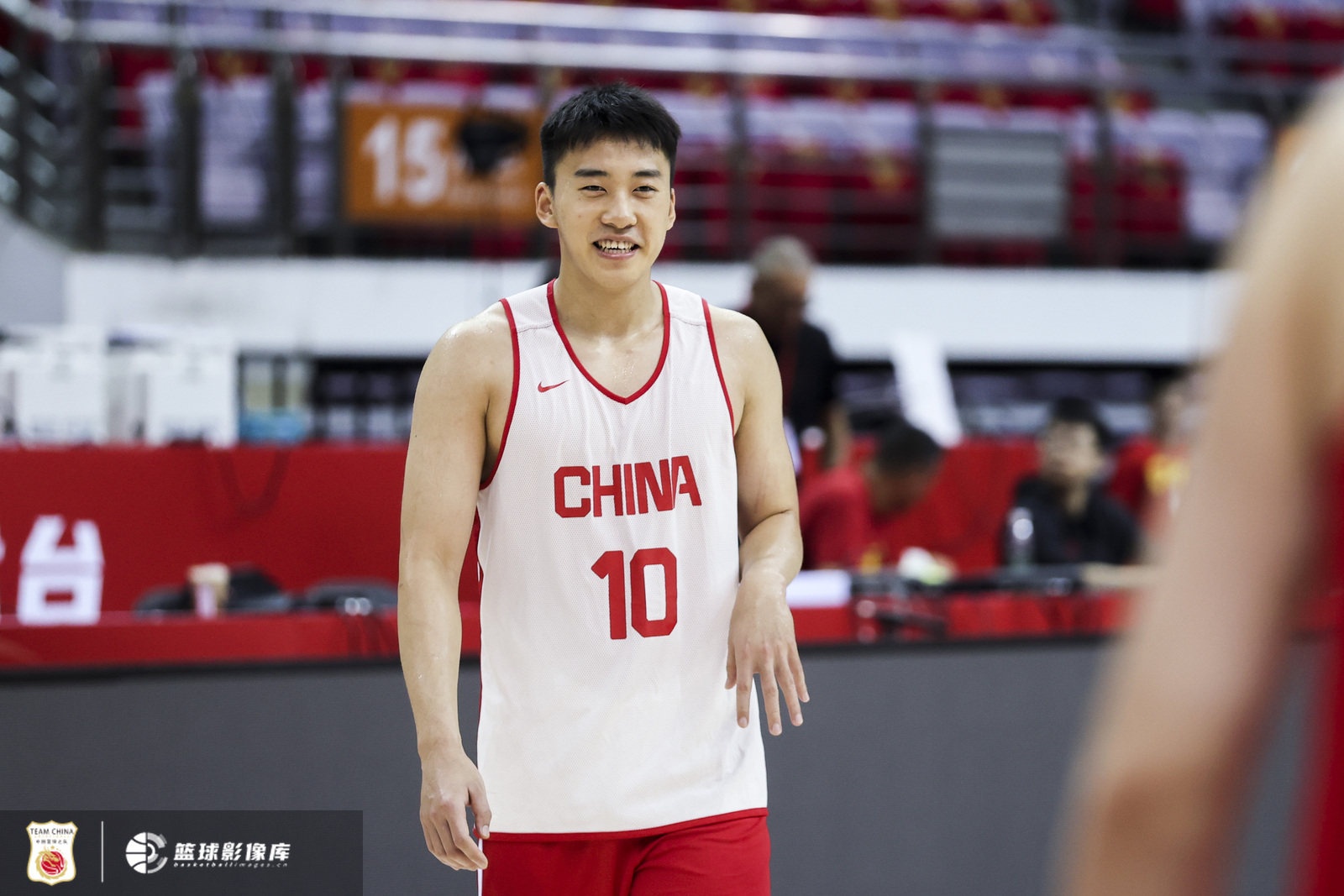 体坛周报:亚洲杯首战最大惊喜 王俊杰是中国男篮新希望?