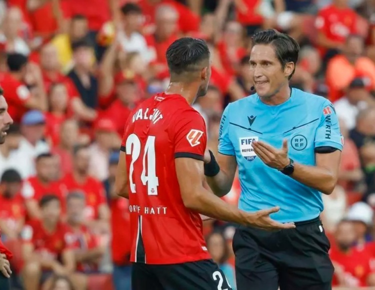 每体:由于对主裁的双标判罚不满,数百名马洛卡球迷提前退场