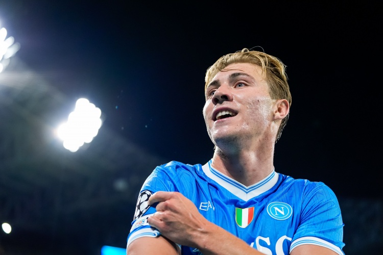 如鱼得水!丹麦主帅:霍伊伦在那不勒斯非常棒,队友都乐于帮助他