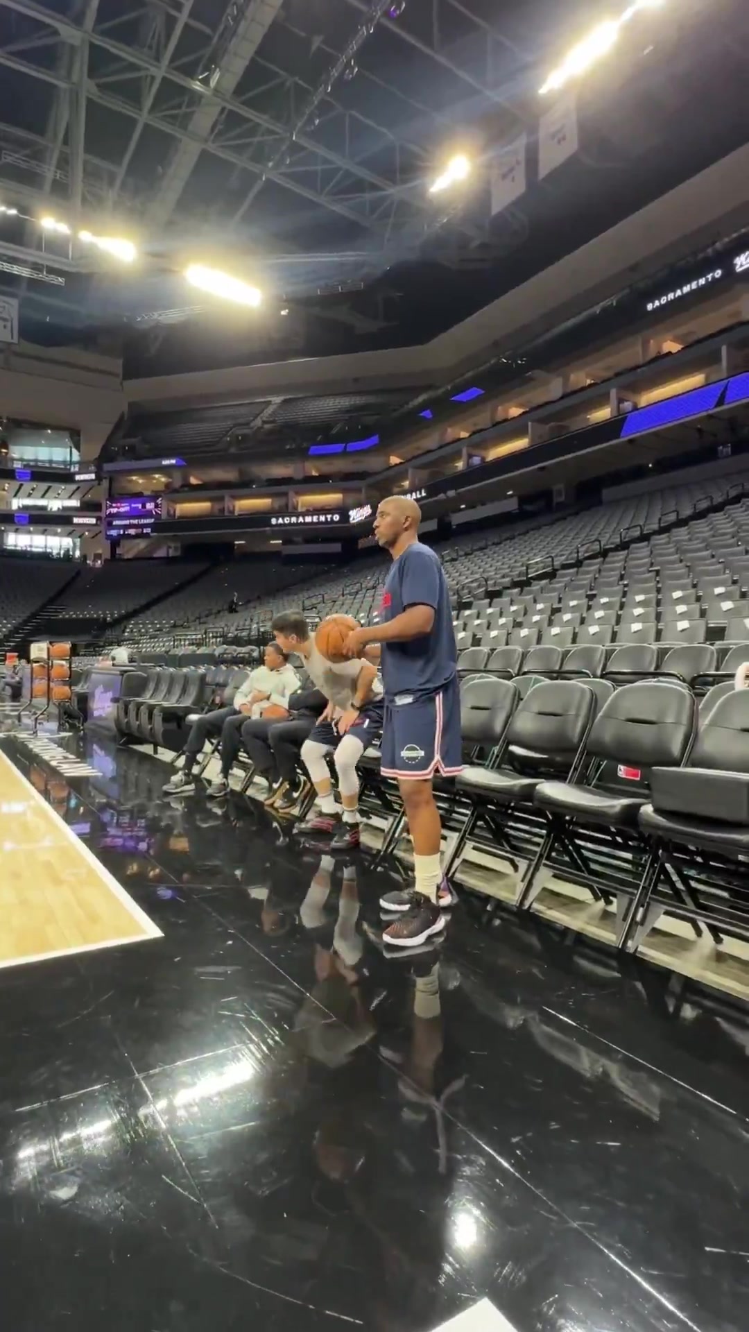 小菜一碟!快船官方晒保罗训练视频:超远负角度三分一击命中